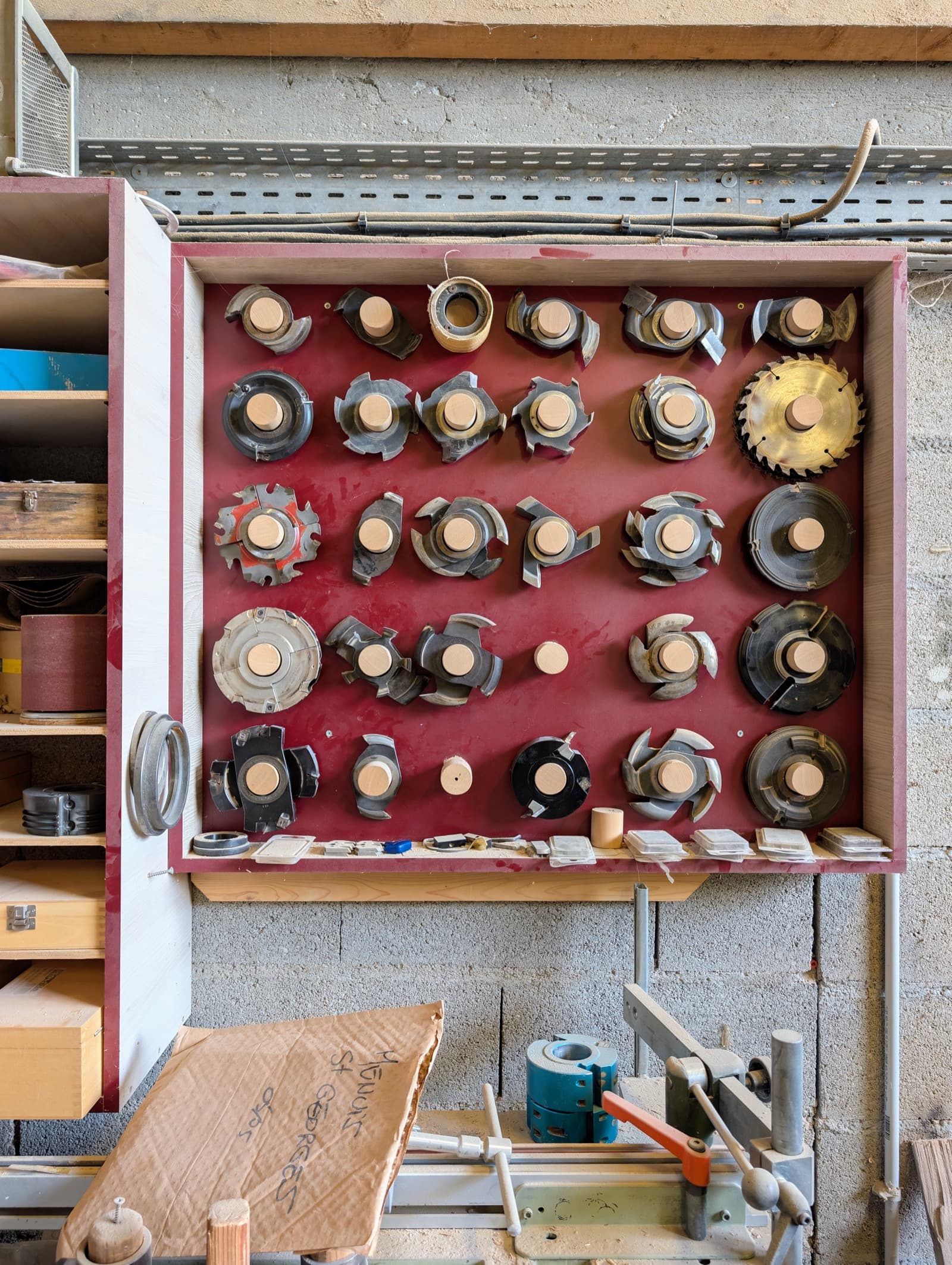 Tableau mural des fers de toupie et outils de coupe de l'atelier