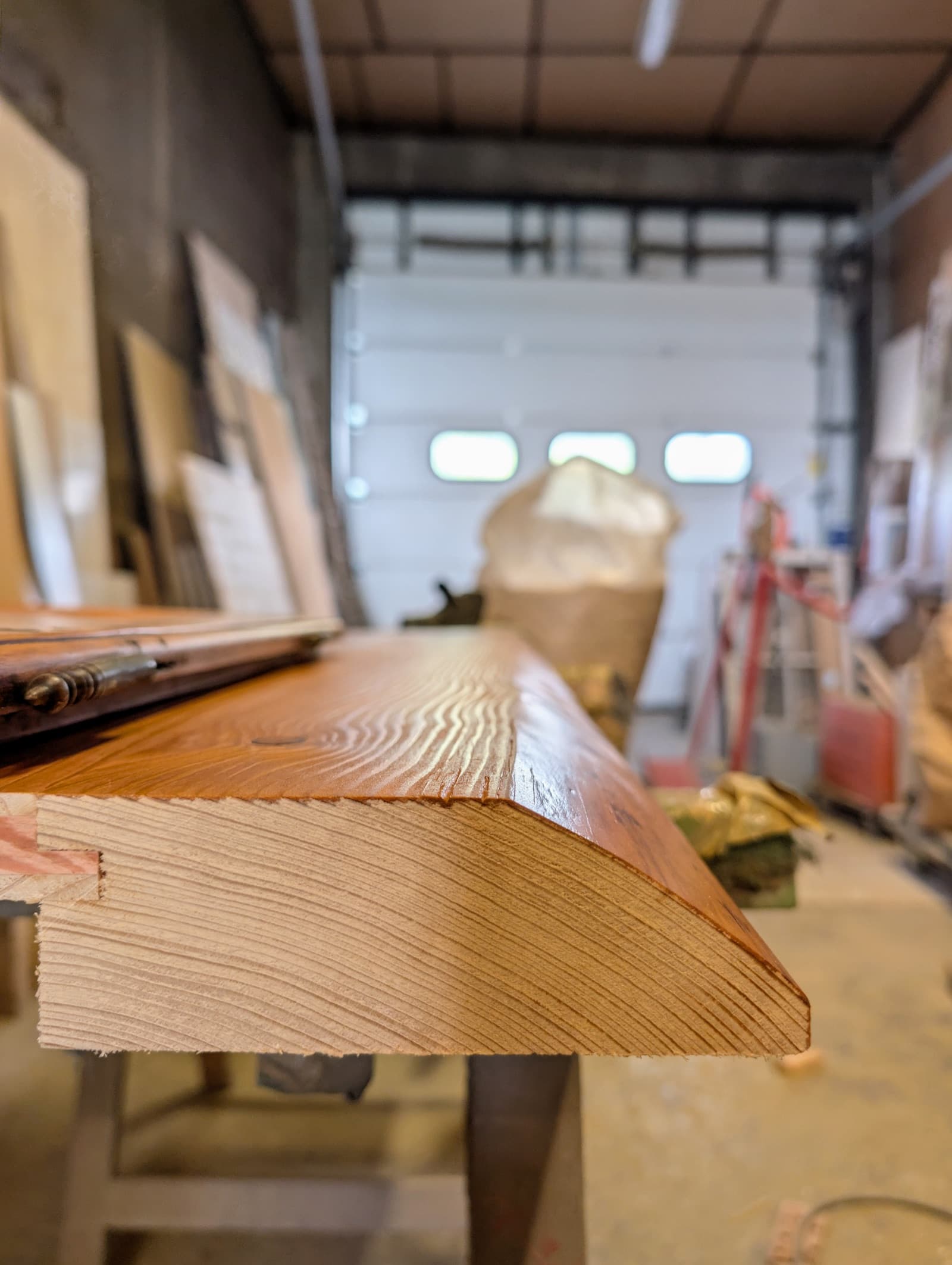 Gros plan d'une planche de bois massif profilée dans l'atelier de Chaneins